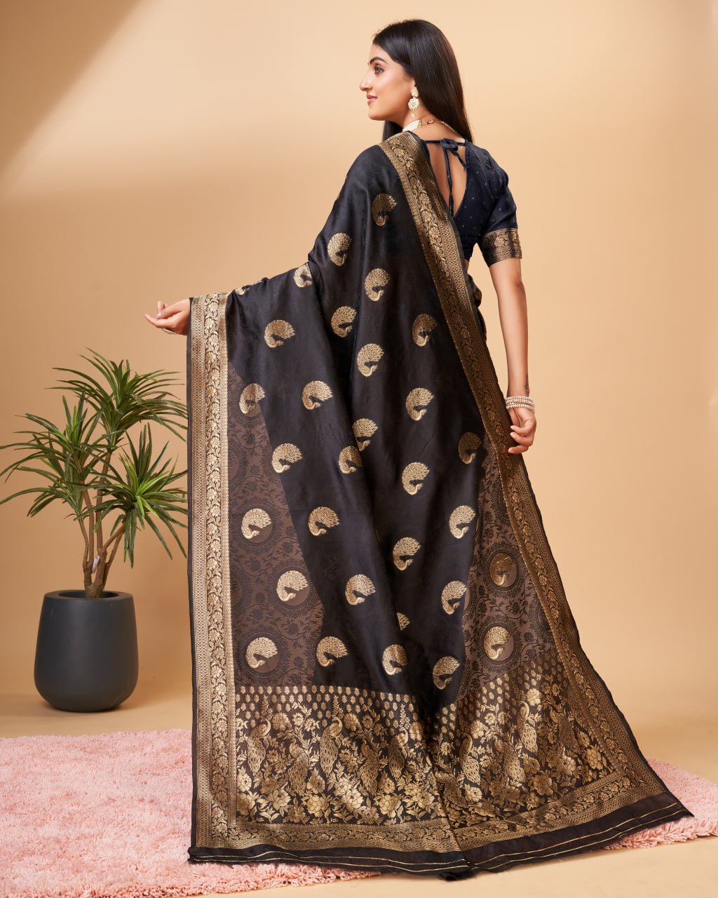 Banarasi Jacquard Elegance: Rich Pallu, Self Weaving, and Matching Blouse Border