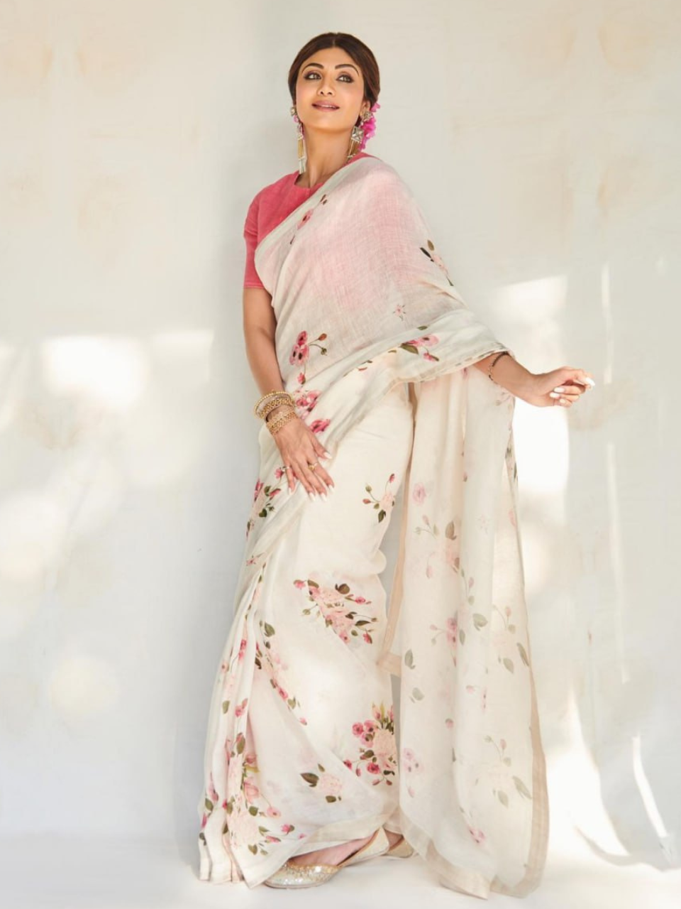 Bollywood Actress Shilpa Shetty Creamy Linen Digital Flower Printed Saree