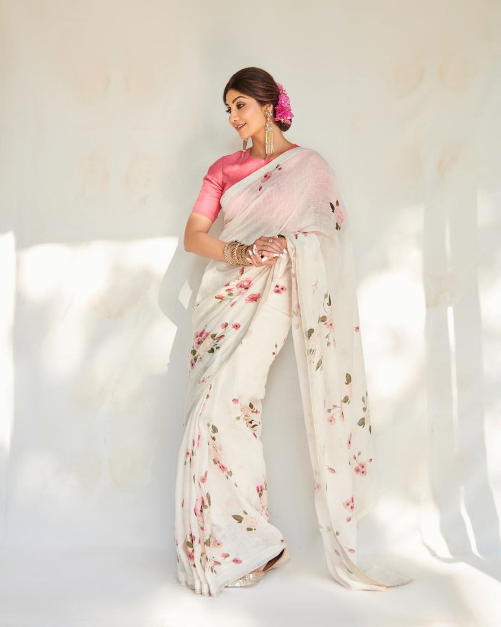 Bollywood Actress Shilpa Shetty Creamy Linen Digital Flower Printed Saree