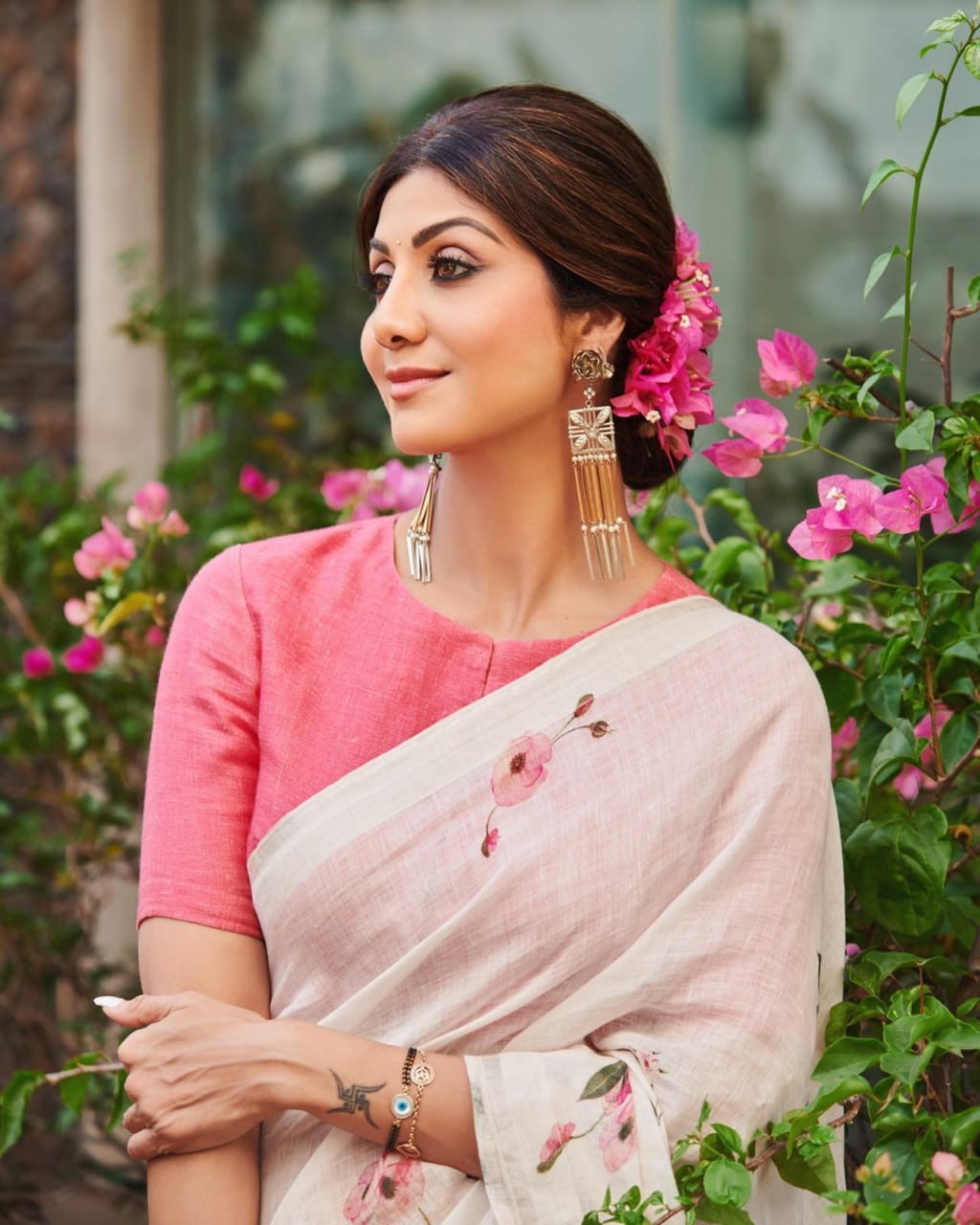 Bollywood Actress Shilpa Shetty Creamy Linen Digital Flower Printed Saree